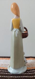Vintage porselein Beeld meisje gans Vaga 20 cm, Ophalen of Verzenden, Zo goed als nieuw, Mens