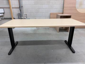 bureau 180 x 80 cm zo goed als nieuw beschikbaar voor biedingen