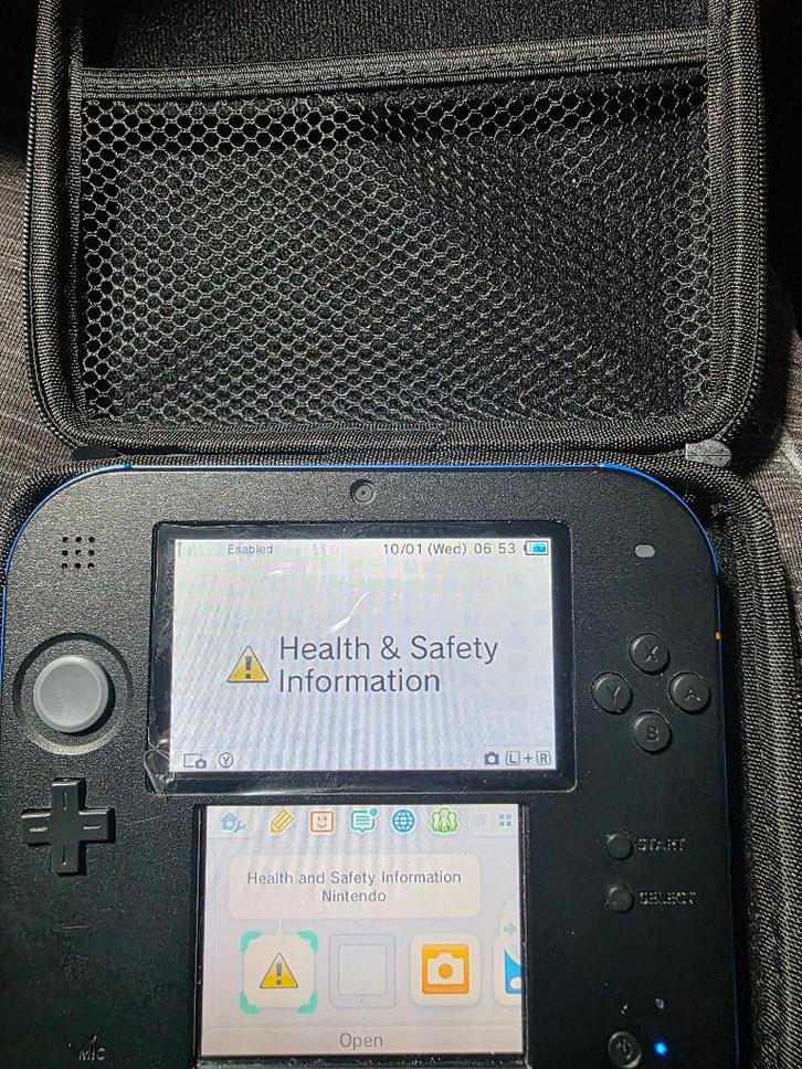 Refurbished 2DS met case, Spelcomputers en Games, Spelcomputers | Nintendo 2DS en 3DS, Refurbished, 2DS, Zwart, Met beschermhoes of tas