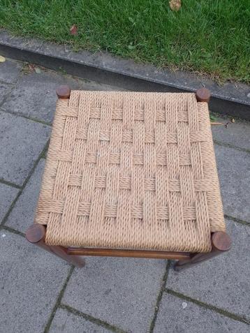 retro  krukje  of  voeten bankje beschikbaar voor biedingen