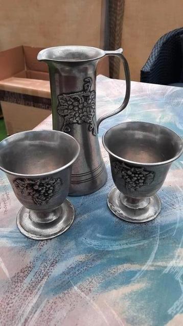 Wijnkaraf met 2 bekers beschikbaar voor biedingen