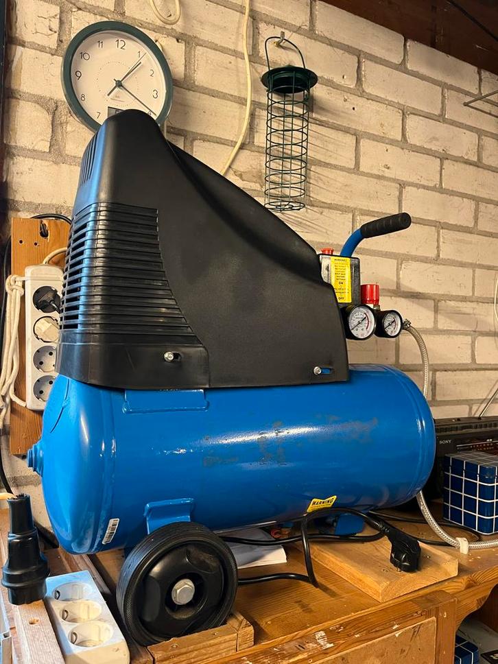 Compressor, Doe-het-zelf en Verbouw, Compressors, Gebruikt, 6 tot 10 bar, Minder dan 25 liter, 200 tot 400 liter/min, Mobiel, Ophalen