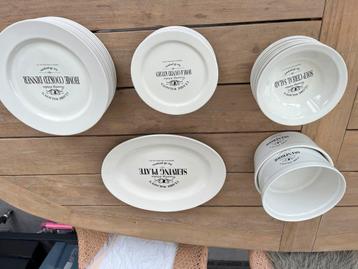 Servies van Claire Wilson’s beschikbaar voor biedingen
