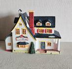 19 - Lemax - Victoria's Millinery met verlichting, Ophalen of Verzenden