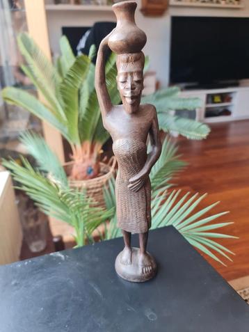 Houten Afrikaans Beeld Vrouw met Kruik beschikbaar voor biedingen