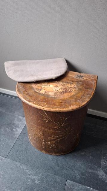 Zeer oud houten opberg kistje beschikbaar voor biedingen
