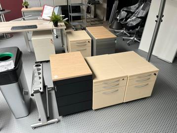Houten ladeblokken rechts op de foto beschikbaar voor biedingen