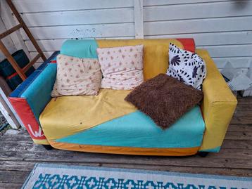 Kleurrijke bankje bekleed met surfzeil beschikbaar voor biedingen