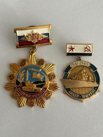 Twee Sovjet/Russische militaire insignes beschikbaar voor biedingen