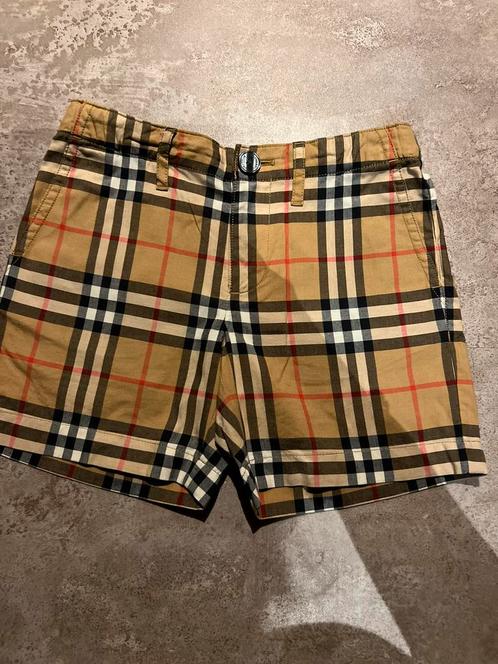 Burberry short  maat 104 origineel zgan, Kinderen en Baby's, Kinderkleding | Maat 104, Zo goed als nieuw, Jongen, Broek, Ophalen of Verzenden