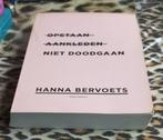 Opstaan aankleden niet doodgaan van Hanna Bervoets, Ophalen of Verzenden, Gelezen, Eén auteur