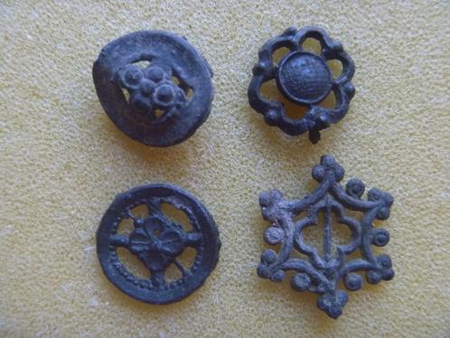 Bodemvondst A16. Bloemspeldjes.Profaan insigne. 15e eeuw, Antiek en Kunst, Antiek | Tin, Ophalen of Verzenden