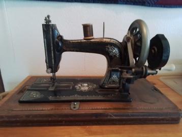 Antieke Handnaaimachine - Decoratief beschikbaar voor biedingen
