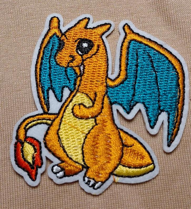Opstrijkbare geborduurde applicatie  Charizard, Hobby en Vrije tijd, Kledingapplicaties en Hotfix, Nieuw, Overige applicaties