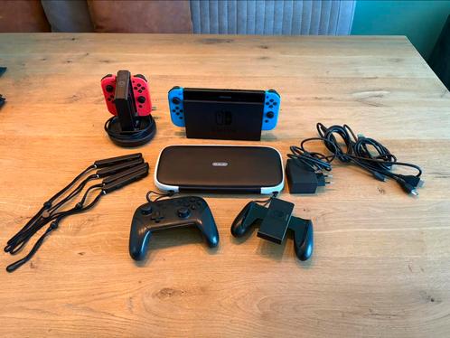 Nintendo Switch met assecoires, Spelcomputers en Games, Spelcomputers | Nintendo Switch, Zo goed als nieuw, Switch Original, Met 3 controllers of meer