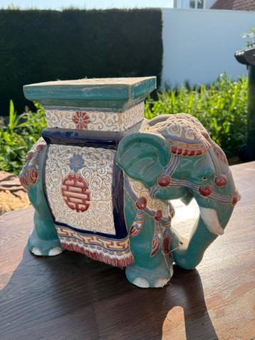 Beeld van olifant beschikbaar voor biedingen