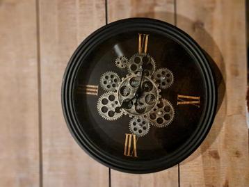 Wandklok met tandwielen beschikbaar voor biedingen