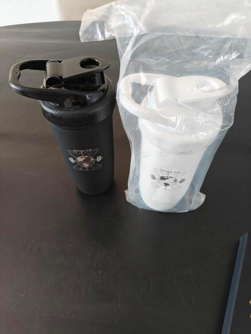 Arnold's Pump Club Shaker bottle & 3 Medallion Bundle Box, Verzamelen, Overige Verzamelen, Zo goed als nieuw, Ophalen of Verzenden