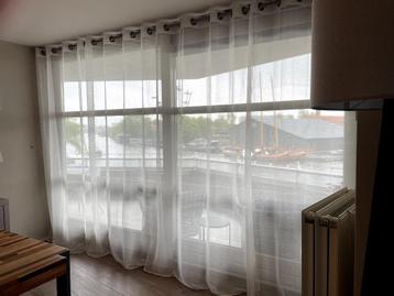 Lichtdoorlatend gordijn incl RVS roede 370cm breed. beschikbaar voor biedingen