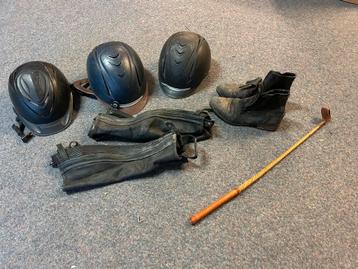 3 caps ( verstelbaar) set jopper /chaps , antieke zweep beschikbaar voor biedingen