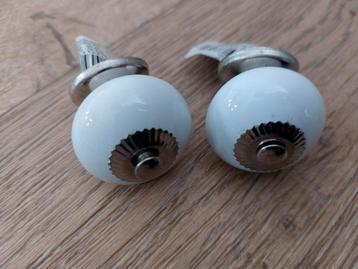 2 Nieuwe kastknopjes - wit met zilver beschikbaar voor biedingen