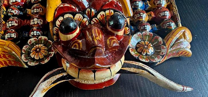 Polychroom Raskha dansmasker uit Sri Lanka, Antiek en Kunst, Kunst | Niet-Westerse kunst, Ophalen of Verzenden