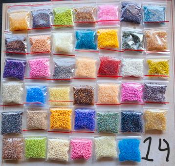 Partij rocailles 2mm 40 zakjes! beschikbaar voor biedingen