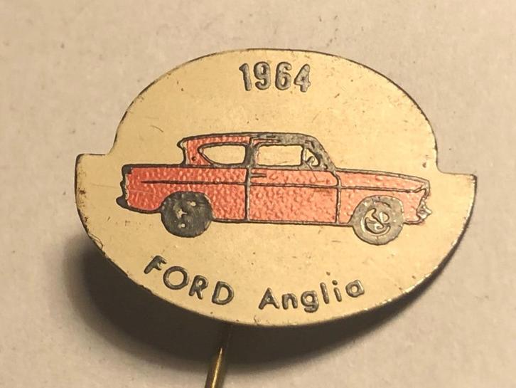 Metalen FORD ANGLIA AUTOMODEL Speld (Rood/Wit/Zwart)., Verzamelen, Speldjes, Pins en Buttons, Zo goed als nieuw, Speldje of Pin