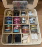 Houten bewaardoos gevuld met washitape en tags, Hobby en Vrije tijd, Ophalen of Verzenden, Nieuw, Versiering of Embellishment