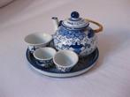 Thais, blauw theepotje met bord en bakjes, Gebruikt, Ophalen of Verzenden, Bord(en), Overige stijlen
