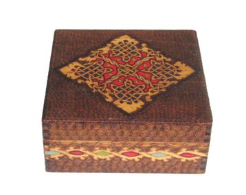 Retro decoratief handbeschilderd houten doosje met snijwerk beschikbaar voor biedingen