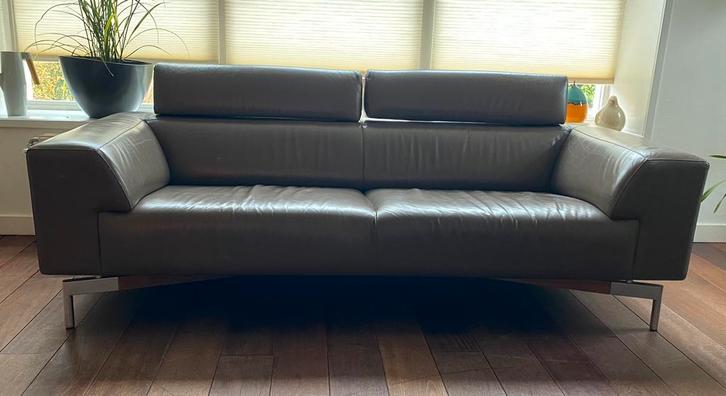 LeoLux Howlo Taupe leren design bank, Huis en Inrichting, Banken | Bankstellen, Zo goed als nieuw, Rechte bank, Driepersoons, 200 tot 250 cm