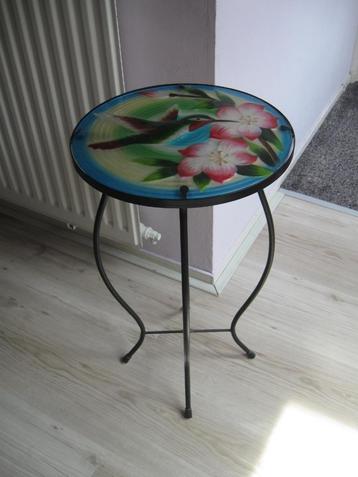 Schattig kleurrijk tafeltje bijzettafeltje rond goede staat beschikbaar voor biedingen