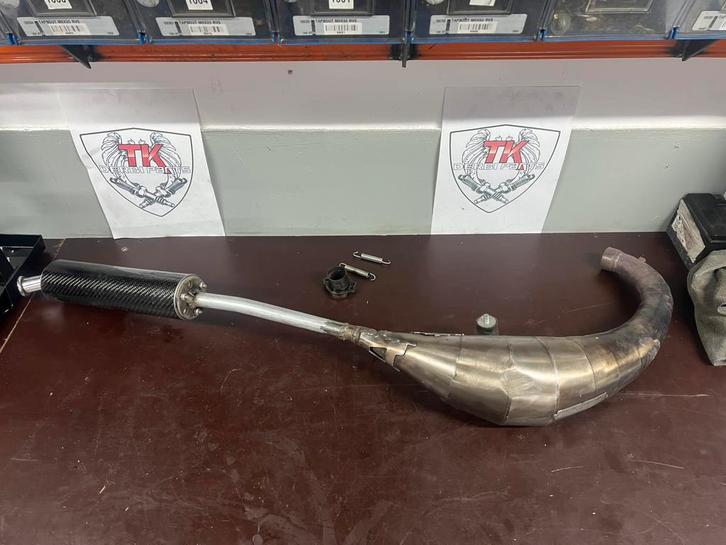 Derbi yasuni R4 onderlangs uitlaat 80/90cc, Fietsen en Brommers, Brommeronderdelen | Algemeen, Gebruikt, Uitlaat, Ophalen of Verzenden