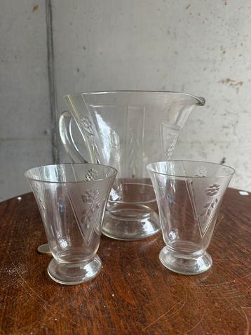 Vintage gegraveerd glazen karaf met 2 bijpassende glazen beschikbaar voor biedingen