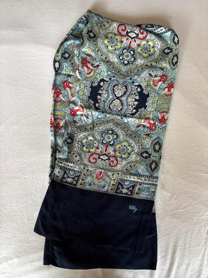 Oilily sjaal blauw, Kleding | Dames, Mutsen, Sjaals en Handschoenen, Gedragen, Sjaal, Maat 38/40 (M), Ophalen of Verzenden