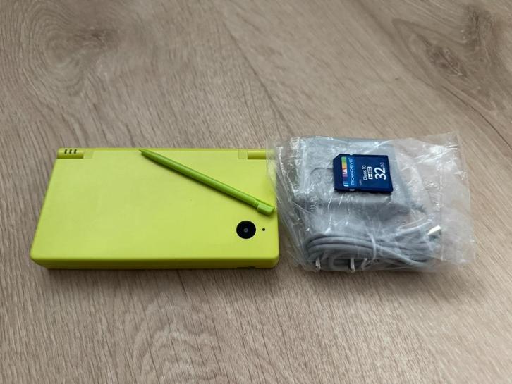 Nintendo DSi lime green, Spelcomputers en Games, Spelcomputers | Nintendo DS, Gebruikt, Dsi, Zwart, Ophalen of Verzenden