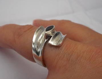 Zilveren modernist ring met steentje maat krap 17,5 nr.1121 beschikbaar voor biedingen