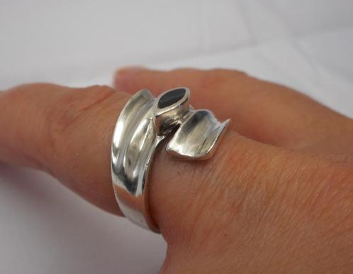 Zilveren modernist ring met steentje maat krap 17,5 nr.1121, Sieraden, Tassen en Uiterlijk, Ringen, Zo goed als nieuw, Dame, 17 tot 18