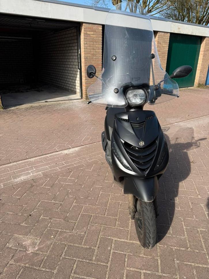 Piaggio Zip SP 2016 – Black on Black + helm & 2 schermen, Fietsen en Brommers, Scooters | Piaggio, Zo goed als nieuw, Zip, Benzine