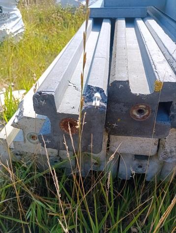 Diverse de sleuf palen met schade  beschikbaar voor biedingen