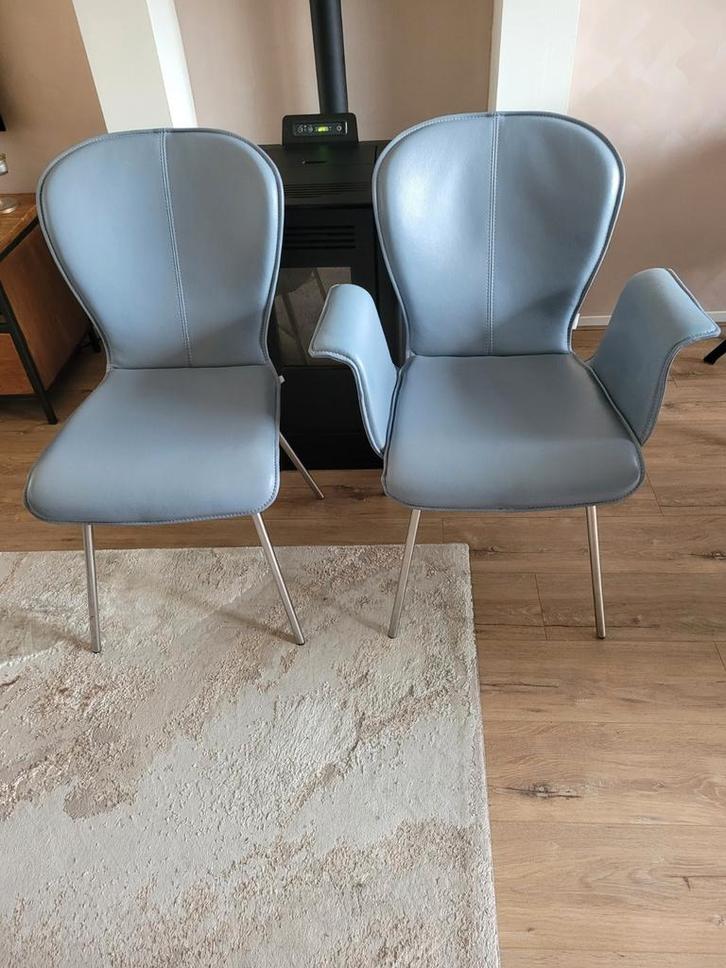 2 leuke blauwe Bert Plantagie Blake stoelen, Huis en Inrichting, Stoelen, Zo goed als nieuw, Twee, Leer, Metaal, Blauw, Ophalen
