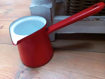 Rood emaille melkschep beschikbaar voor biedingen