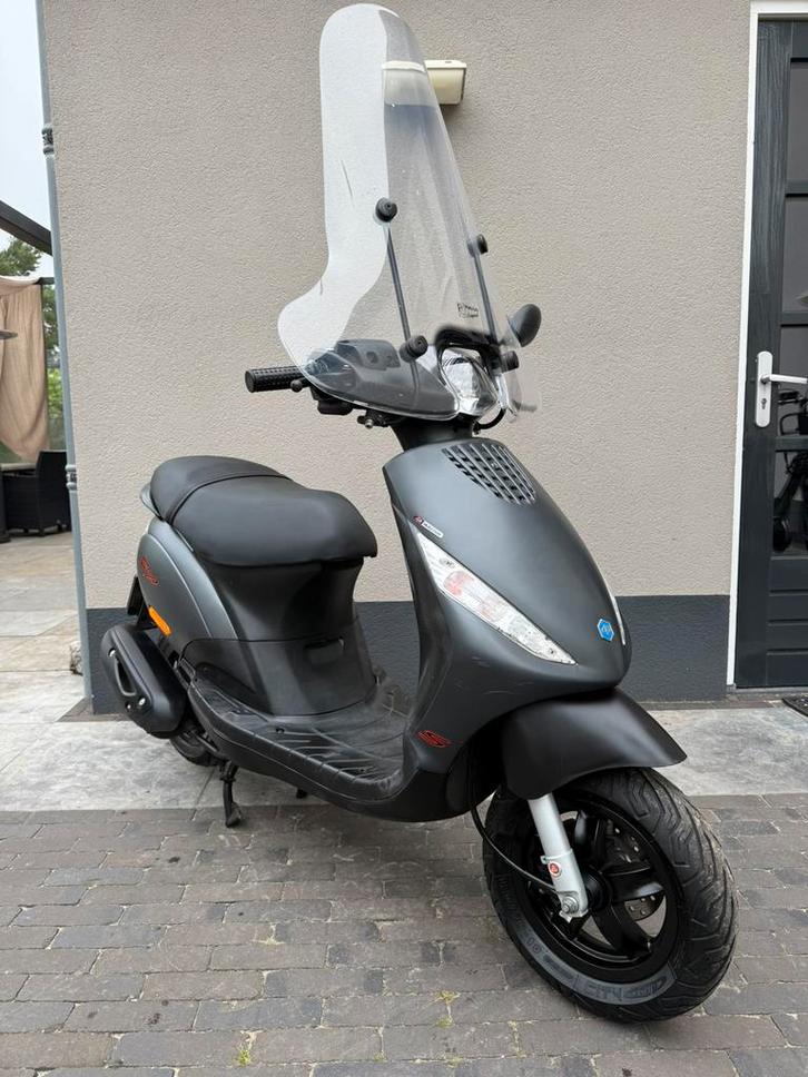 ⭐️Piaggio zip 4t 50cc Snor helemaal origineel 10000km⭐️, Fietsen en Brommers, Scooters | Piaggio, Zo goed als nieuw, Zip, Benzine