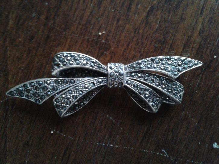 1e gehalte zilveren strikbroche met markasiet, Sieraden, Tassen en Uiterlijk, Broches, Nieuw, Zilver, Zilver, 7 tot 10 cm, Met edelsteen