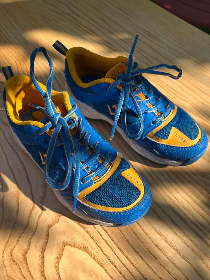 Brabo hockeyschoenen, maat 32, Kinderen en Baby's, Kinderkleding | Schoenen en Sokken, Zo goed als nieuw, Sportschoenen, Meisje