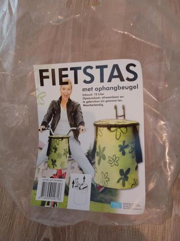 FIETSTAS MET OPHANGBEUGEL. Weersbestendig. beschikbaar voor biedingen