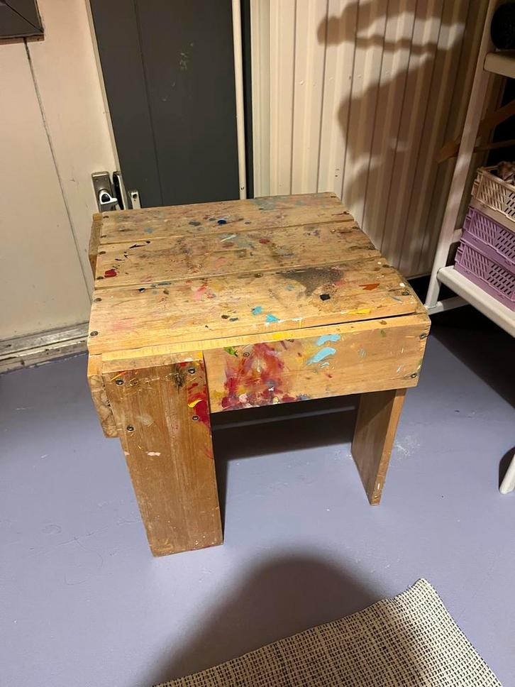 Houten kruk met verfspatten, Huis en Inrichting, Stoelen, Gebruikt, Eén, Hout, Overige kleuren, Ophalen of Verzenden