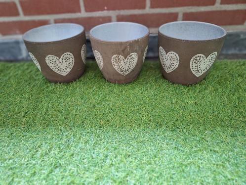 2 leuke ronde hartjes bloempotten buiten + 3e bloemot GRATIS, Tuin en Terras, Bloempotten, Gebruikt, Aardewerk, Minder dan 25 cm