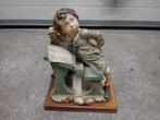 Vintage beeld jongen in de school banken, Verzamelen, Beelden en Beeldjes, Ophalen, Zo goed als nieuw, Mens